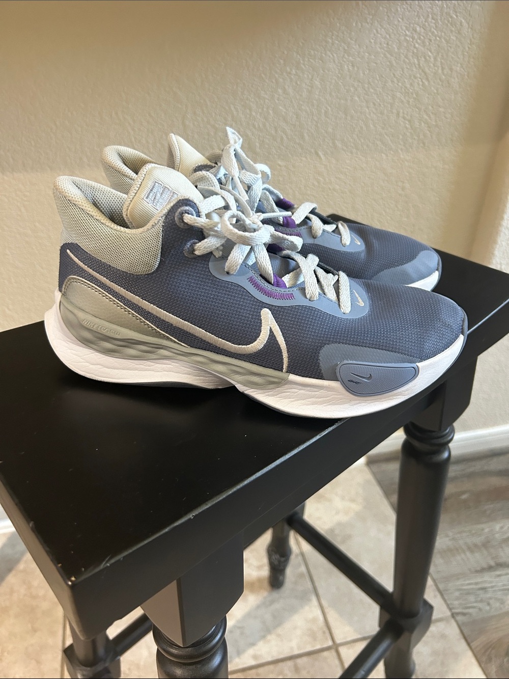 Nike womens Gray Athletic Sneakers with White Swoosh 9.5